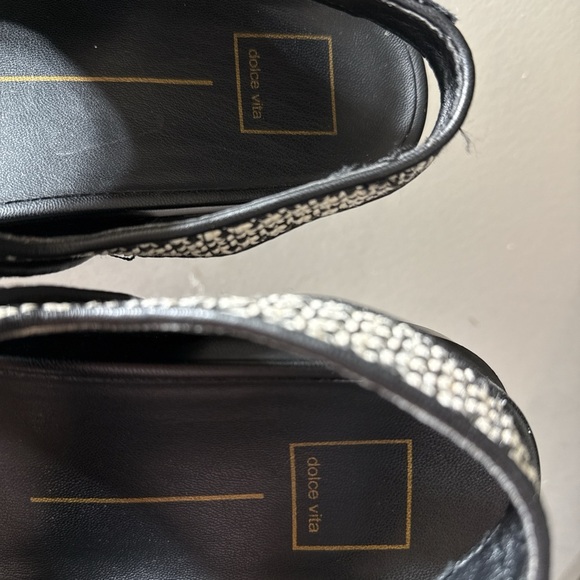 Dolce Vita Monochrome Textured Sandals - Picture 4 of 6